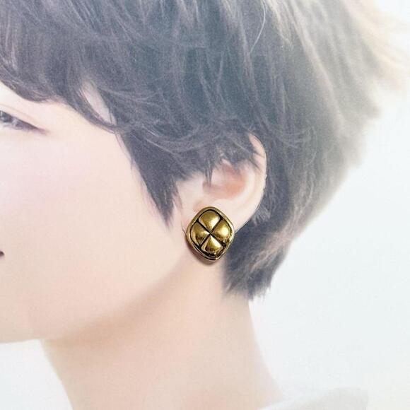 CHANEL Vintage Earrings - Picture 9 of 10